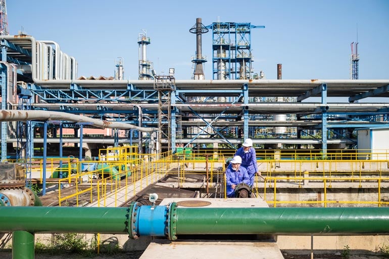 two-veolia-workers-at-refinery