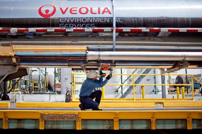 veolia-employee-working-underneath-fuel-line